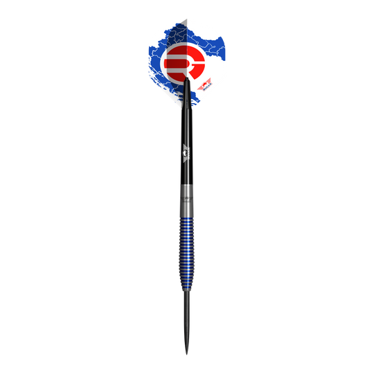 Bulls NL Romeo Grbavac steel darts - 23g Das Bild zeigt einen Steeldart namens "Bulls NL Romeo Grbavac Steeldarts - 23g". Der Dartpfeil hat einen schwarz-silber-blauen Schaft und eine Flights mit blau-weiß-rotem Design.