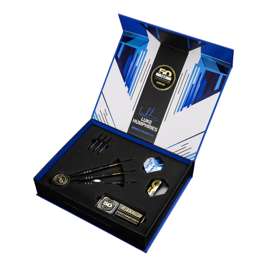 Dieses Bild zeigt den Red Dragon Luke Humphries 50 Years Player Limited Edition Steeldarts - 22g. Die Darts sind zur Feier des 50-jährigen Jubiläums von Luke Humphries entworfen.