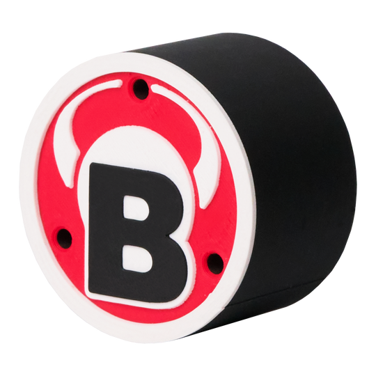Bulls Dart Holder Logo Round Das Bild zeigt ein rundes schwarzes Produkt mit einem roten und weißen Logo auf der Vorderseite. In der Mitte des Logos befindet sich ein großes schwarzes "B" mit weißen Hörnern darüber.