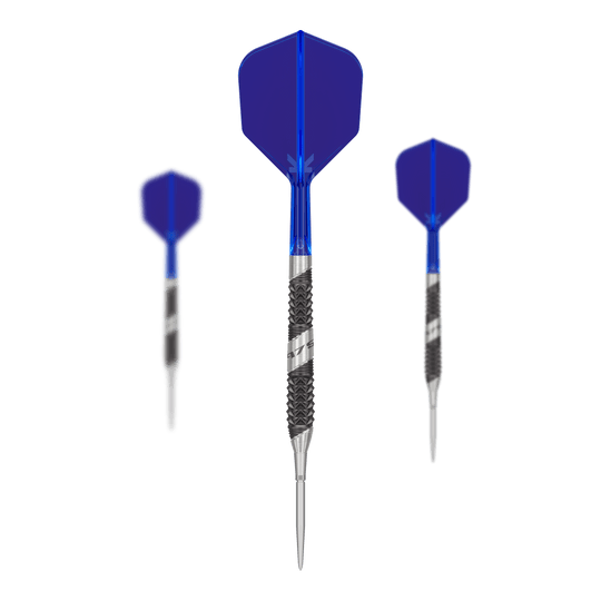 Target 975 Ultra Marine 02 Swiss Point Steel Darts Das Bild zeigt drei Steeldarts des Produkts "Target 975 Ultra Marine 02 Swiss Point". Die Darts haben blaue Flights und silber-schwarze Barrels mit einem strukturierten Griff.