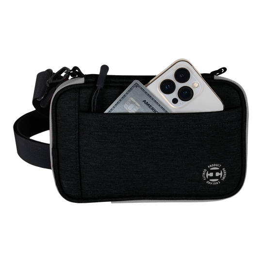 Auf dem Bild ist eine schwarze Harrows Smart Case XL Darttasche zu sehen. In der vorderen Tasche stecken ein Smartphone und eine Kreditkarte.