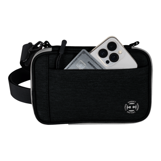 Harrows Smart Case XL dart wallet Auf dem Bild ist eine schwarze Harrows Smart Case XL Darttasche zu sehen. In der vorderen Tasche stecken ein Smartphone und eine Kreditkarte.