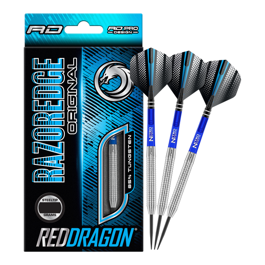 Red Dragon Razor Edge Original Steel Darts Das Bild zeigt eine Packung „Red Dragon Razor Edge Original Steeldarts - 24g“ und drei dazugehörige Dartpfeile. Die Verpackung ist hauptsächlich blau und schwarz gestaltet und hebt den Schriftzug „RAZOREDGE ORIGINAL“ sowie „85% TUNGSTEN“ hervor.
