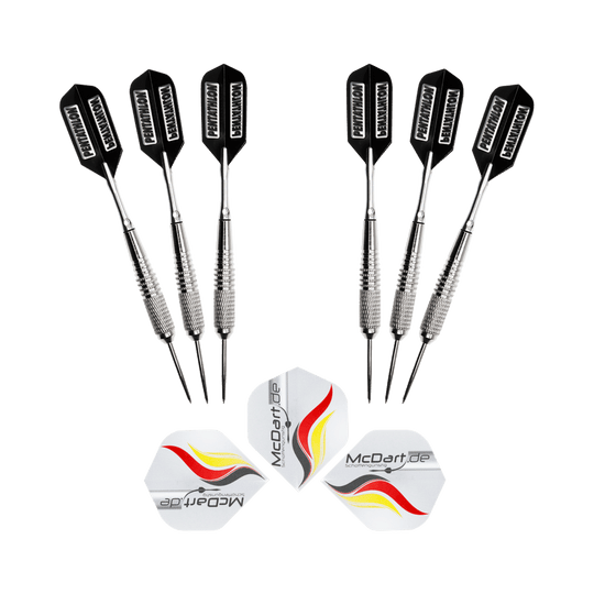 Ama6St-6-St-ck-lose-McDart-Steeldarts-1 Das Bild zeigt sechs Steeldarts mit schwarzen Flights und silbernen Schäften. Zusätzlich sind drei Ersatz-Flights mit dem McDart.de-Logo und einer Deutschlandfahne abgebildet.
