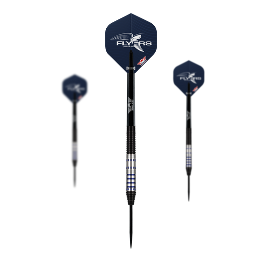 Bulls NL Richard Veenstra 90 Steeldarts - 23g Das Bild zeigt drei Steeldarts des Produkts "Bulls NL Richard Veenstra 90 Steeldarts - 23g". Die Darts haben silberne und schwarze Griffflächen sowie dunkelblaue Flights mit der Aufschrift "FLYERS".