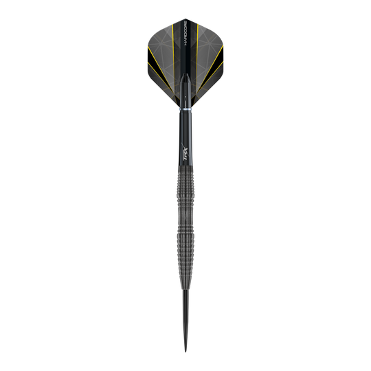 Red Dragon Seren 3 Onyx Steeldarts Das Bild zeigt einen einzelnen Steeldart namens "Red Dragon Seren 3 Onyx". Der Dart ist hauptsächlich schwarz mit einem auffälligen Design und gelben Akzenten auf den Flights.