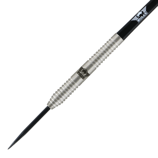 BU17423_Bulls_NL_Dirk_Duijvenbode_Steeldarts_2 Auf dem Bild ist ein silberner Steeldart mit schwarzer Spitze zu sehen. Am Schaft befindet sich das Logo der Marke BULL'S.