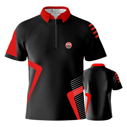 Bulls Team Dart Shirt - Red Das Bild zeigt ein schwarzes Dartshirt mit roten und weißen Akzenten. Das Shirt hat einen roten Kragen und das Bulls-Logo auf der Vorderseite.