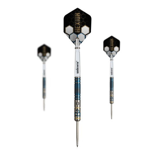 Auf dem Bild ist ein Set der Unicorn Hexium Style 02 Blue & Gold Steeldarts abgebildet. Das Set enthält Steeldarts in eleganten Farben.