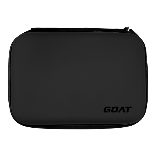 GOAT Locker XL Dartwallet Das Bild zeigt eine schwarze rechteckige Tasche mit abgerundeten Ecken. In der unteren rechten Ecke befindet sich das Logo mit der Aufschrift "GOAT".