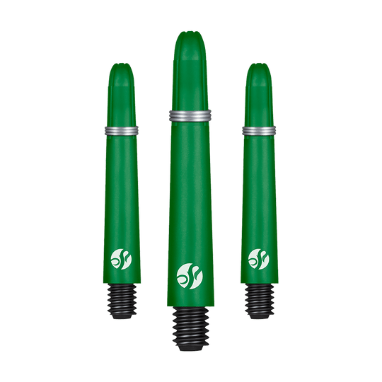 Shot Koi Carbon Shafts - Green Auf dem Bild sind drei grüne Dartschäfte mit schwarzem Gewinde zu sehen. Jeder Schaft hat einen silbernen Ring und ein weißes Logo aufgedruckt.