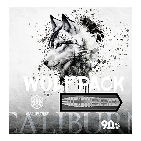 Caliburn Wolfpack W2 steel darts - 22g Das Bild zeigt die Verpackung der Caliburn Wolfpack W2 Steeldarts – 22g mit einer stilisierten Zeichnung eines Wolfes. Auf der Verpackung steht außerdem "90% Tungsten".