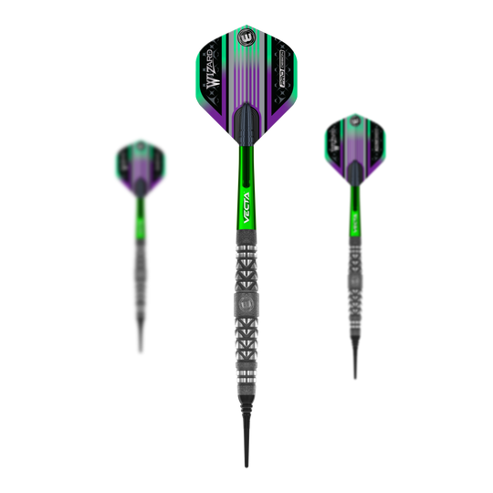 Winmau Simon Whitlock Atomized Grip Soft Darts Das Bild zeigt drei Softdarts der Marke Winmau Simon Whitlock Atomised Grip. Die Darts haben grüne und lilafarbene Flights sowie einen strukturierten, silber-schwarzen Grip.