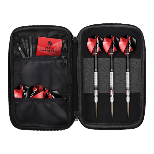 Shot Michael Smith World Champion Pocket Dartcase - Victory Das Bild zeigt das Produkt "Shot Michael Smith World Champion Pocket Dartcase - Victory". Im Etui befinden sich drei Darts, Ersatzteile und eine Darts-Spielerkarte, alles ordentlich verstaut.