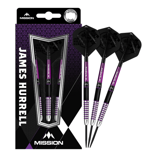 Das Bild zeigt das Produkt "Mission James Hurrell Hillbilly Black Purple Steeldarts" mit drei Darts neben der Verpackung. Die Darts sind schwarz und lila gestaltet und im Karton steht groß der Name "James Hurrell".