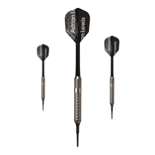 Target Adrian Lewis Silver Jackpot Softdarts - 18g Das Bild zeigt drei Softdarts des Modells "Target Adrian Lewis Silver Jackpot" mit einem Gewicht von 18g. Die Darts haben schwarze Flights und silberne, geriffelte Barrels.