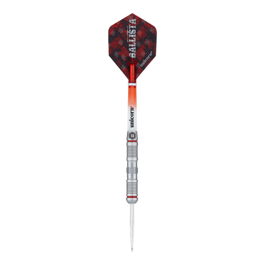 Unicorn Ballista Style 2 steel darts Das Bild zeigt einen Steeldart namens "Unicorn Ballista Style 2". Der Dart hat einen rot-schwarzen Flight und einen silbernen Schaft mit auffälligen Rillen.