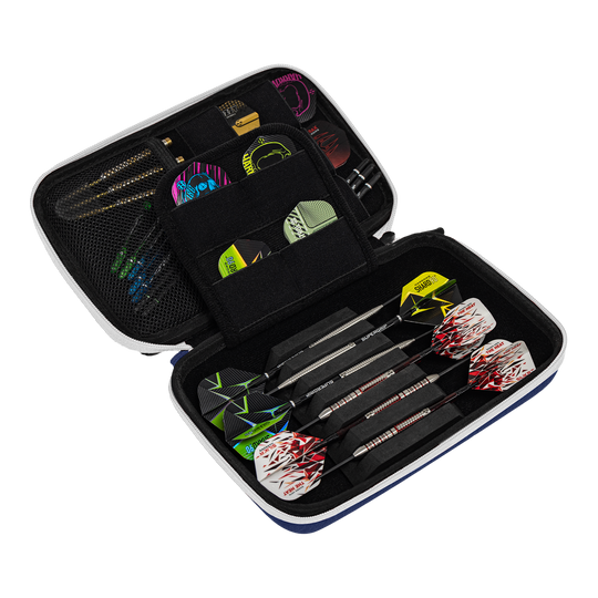 Harrows Smart Case XL dart wallet Das Bild zeigt ein geöffnetes Dart-Etui mit mehreren Darts und Zubehörteilen. In den Fächern sind verschiedene Flights und Spitzen ordentlich verstaut.