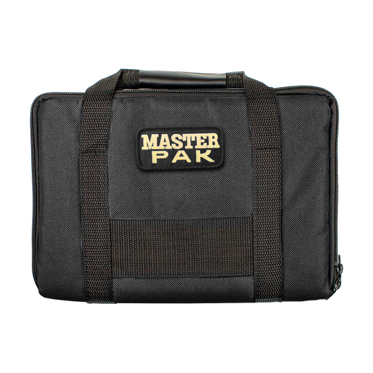 Pak2_Master_Pak_Darttasche_Schwarz_1 Die Abbildung zeigt eine schwarze Tasche mit dem Schriftzug "MASTER PAK" auf der Vorderseite. Es handelt sich um die Master Pak Darttasche mit zwei stabilen Tragegriffen.