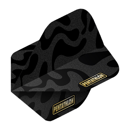 Pentathlon Flights RT Camo Das Bild zeigt das Produkt "Pentathlon RT Camo No2 Standard Flights". Die Flight hat ein schwarzes Camouflage-Muster und das Pentathlon-Logo in Gelb.