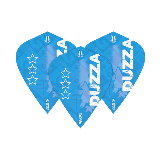 TG8_335680_Target_ProUltra_Glen_Durrant_Kite_Flights_1l1v1VYnNOADxr Das Bild zeigt drei blaue Dart-Flights mit dem Aufdruck "DUZZA" und mehreren weißen Sternen. Die Flights tragen den Namen "Target ProUltra Glen Durrant Kite Flights".