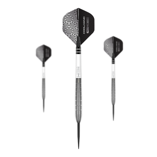 Red Dragon Luke Humphries TX1 Pioneer steel darts Auf dem Bild sind drei Steeldarts mit schwarz-weißem Design zu sehen. Die Flights haben ein geometrisches Muster und der Schaft ist silberfarben mit feinen Rillen.