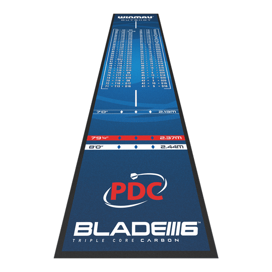 Winmau Outshot Dart Mat Die Abbildung zeigt die Winmau Outshot Dartmatte 2024 in blauem Design. Auf der Matte sind verschiedene Abwurflinien, Checkout-Tabelle und das PDC-Logo abgebildet.