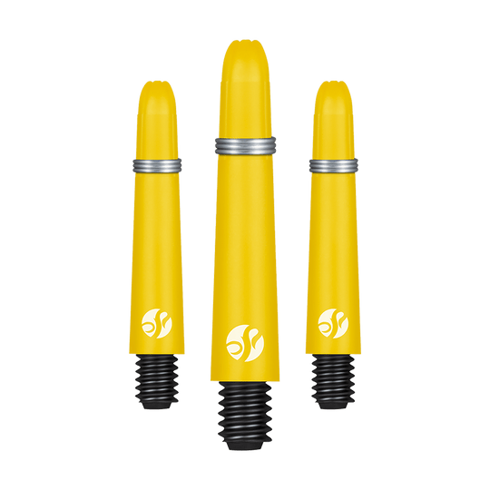 Shot Koi Carbon Shafts - Yellow Das Bild zeigt drei gelbe Dartschäfte mit schwarzem Gewinde und silbernem Ring. Sie stehen nebeneinander aufrecht in unterschiedlichen Längen.