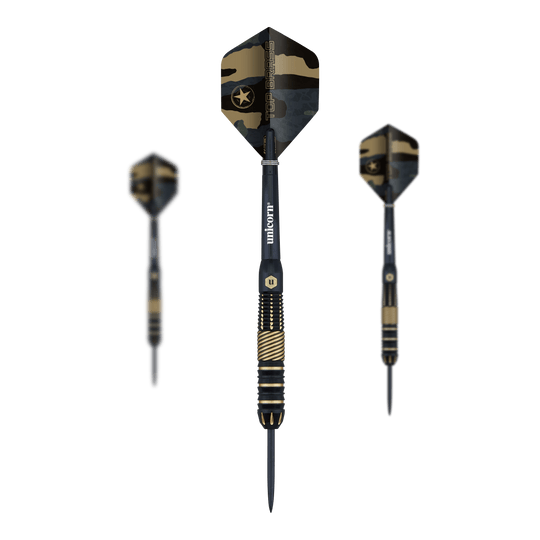 Unicorn Top Brass V2 Steeldarts - 19g Das Bild zeigt drei Steeldarts des Modells 'Unicorn Top Brass V2 - 19g' mit schwarzem und goldenem Design. Die Flights haben ein Camouflage-Muster mit einem Stern und dem Schriftzug "Top Brass".