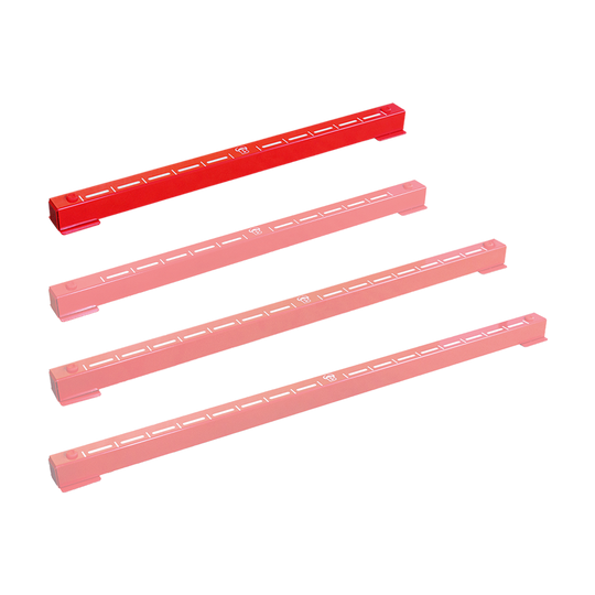 67821_Bulls_Oky_System_Metall_Oche_O60_2 Das Bild zeigt vier rote Metallstreifen, die als Bulls Oky Metall Oche bekannt sind. Diese werden beim Darts verwendet, um die Abwurflinie auf dem Boden zu markieren.