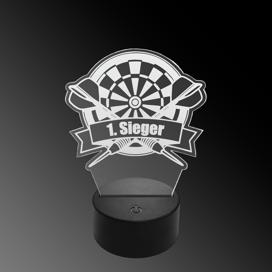 LED plexiglass dart lamp with custom text Das Bild zeigt eine LED-Lampe mit einem Plexiglasaufsatz in Form eines Dartboards und zwei gekreuzten Darts. Auf dem Schild steht "1. Sieger" geschrieben.