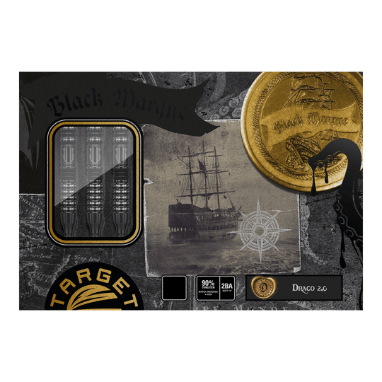 Target Japan Black Marque Draco GEN2 Soft Darts - 20g Die Abbildung zeigt die Verpackung der "Target Japan Black Marque Draco GEN2 Softdarts - 20g". Auf der Schachtel sind drei schwarze Darts, ein goldener Münzaufdruck, ein Segelschiff und verschiedene dekorative Elemente zu sehen.