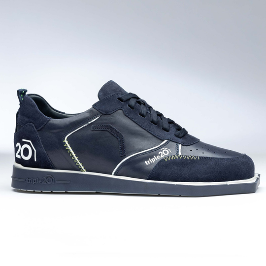 20102005-00_Triple20_Dartschuhe_Leder_Blau_Weiss_2 Der abgebildete Schuh ist der "Triple20 Dartschuh Leder - Blau Weiß". Er besteht aus blauem Leder mit weißen und grünen Akzenten und hat einen sportlichen Look.