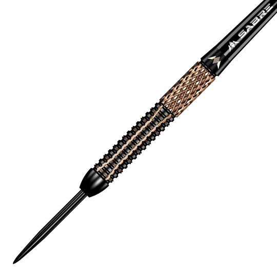 Mission Horus Steeldarts Das Bild zeigt den Mission Horus Steeldart mit einer detailreichen und strukturierten Oberfläche. Der Dart ist in Schwarz und Gold gehalten und wirkt besonders hochwertig.