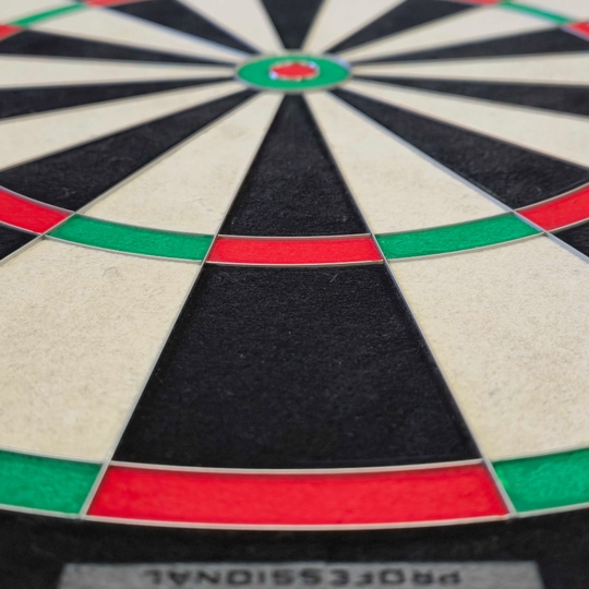Harrows Fortis steel dartboard Harrows Fortis Steeldartboard ist ein Steeldartboard für Dartspieler. Dieses Produkt ist ideal für Präzision und Haltbarkeit beim Dartspiel.