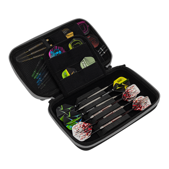 Das Bild zeigt ein geöffnetes Dart-Etui mit mehreren Darts und Zubehörteilen ordentlich verstaut. Die Aufbewahrungstasche ist schwarz und bietet verschiedene Fächer für Flights und Ersatzteile.
