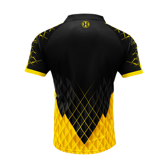 HRS-26517_Harrows_Paragon_Dartshirt_Gelb_2 Das Bild zeigt das Harrows Paragon Dartshirt in Gelb von hinten. Das Shirt hat ein auffälliges schwarz-gelbes Muster mit geometrischen Formen.