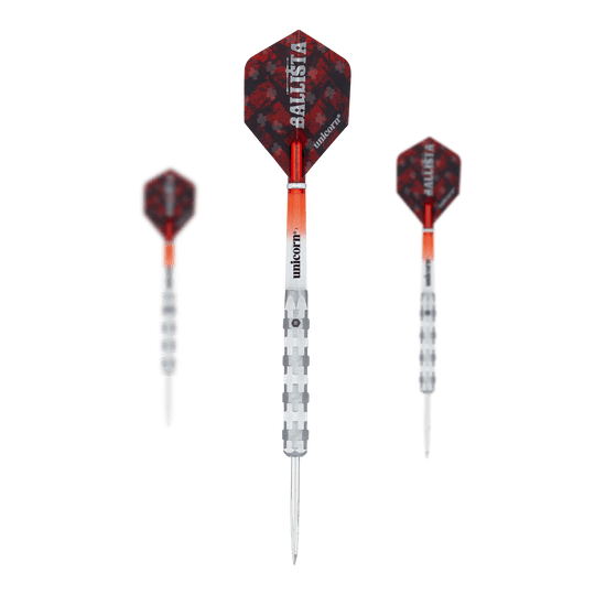 Unicorn Ballista Style 1 steel darts Das Bild zeigt drei Steeldarts des Modells "Unicorn Ballista Style 1". Die Darts haben silberne Spitzen und Schäfte mit rot-schwarzen Flights, auf denen "Ballista" steht.