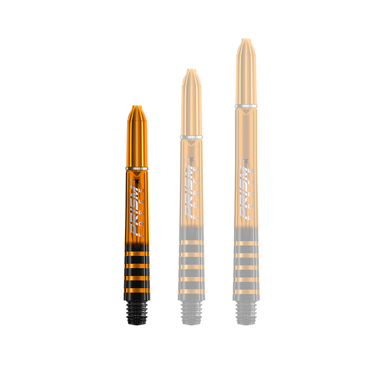 Das Bild zeigt drei orangefarbene Winmau Prism Force Shafts in unterschiedlichen Längen. Die Shafts haben schwarze Streifen und silberne Akzente.