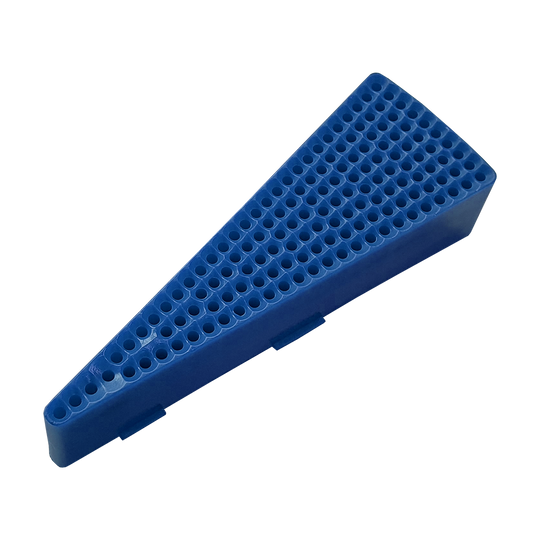 GRN0150_Granboard_132_Ersatzfelder_Single_Innen_Blau_2 Das Bild zeigt ein blaues Ersatzfeld für das Granboard 132. Das Feld ist dreieckig und hat viele kleine Löcher.