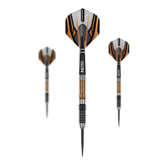 Red Dragon Panterra steel darts Das Bild zeigt drei Red Dragon Panterra Steeldarts mit auffälligem Design in Schwarz, Silber und Gold. Die Darts haben eine spitze Metallspitze und strukturierte Griffringe am Schaft.