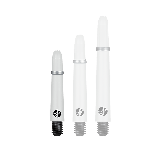 Shot Koi Carbon Shafts - White Das Bild zeigt drei weiße Dartschäfte in unterschiedlichen Längen, die nebeneinander aufgestellt sind. Jeder Schaft hat einen silbernen Ring und ein schwarzes Schraubgewinde am unteren Ende.