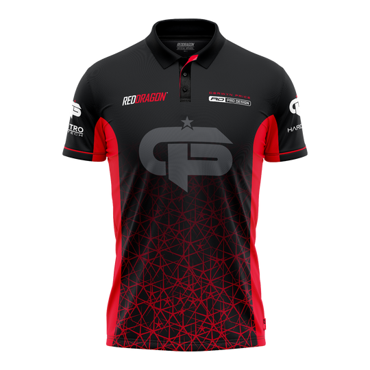 Red Dragon Gerwyn Price Red Tour Polo Dart Shirt Das Bild zeigt ein schwarzes und rotes Dartshirt mit dem Namen "Red Dragon Gerwyn Price Red Tour Polo Dartshirt". Auf der Vorderseite sind Logos und ein großes GP-Emblem zu sehen.