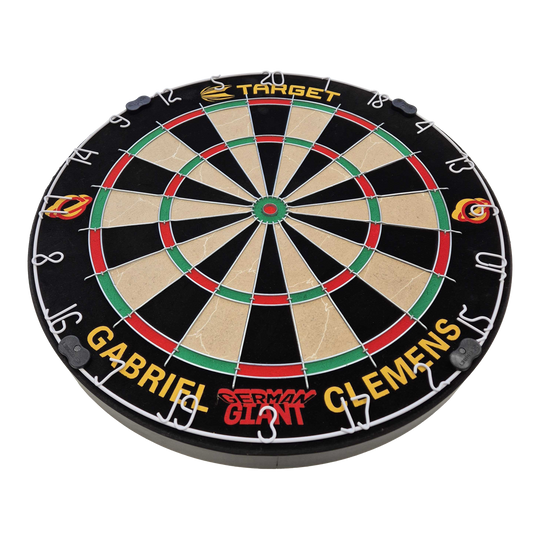 Target Gabriel Clemens steel dartboard set Dies ist eine Steeldartboard-Set mit der Aufschrift „Gabriel Clemens“ und „German Giant“. Das Board ist von der Marke Target und hat die klassischen Farben und Markierungen eines Dartboards.