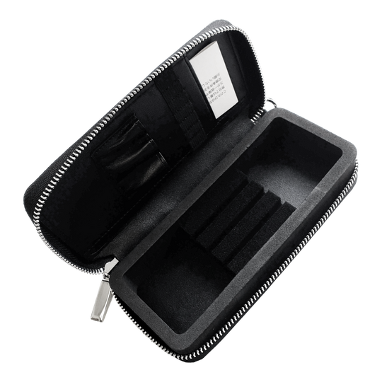 Cameo Business Case Pro3 Das Bild zeigt ein schwarzes Etui mit Reißverschluss, das im Inneren Fächer für Karten und andere kleine Gegenstände hat. Der Innenraum ist mit Schaumstoff ausgekleidet und für eine geordnete Aufbewahrung unterteilt.