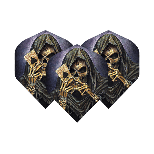 ALC2_Alchemy_Reapers_Ace_Standard_Flights_1WexXGWWG8jDhd Das Bild zeigt drei Dart-Flights mit dem Motiv eines Skeletts in einer Kapuze, das eine Spielkarte mit einem Pik-Ass hält. Die Flights haben einen düsteren, künstlerischen Stil und sind Teil der "Alchemy Reapers Ace No2 Standard Flights" Serie.