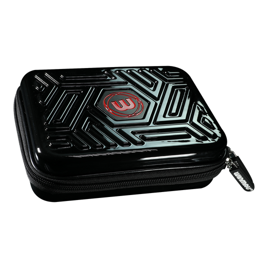 Winmau Armor G2 Dart Wallet Das Bild zeigt ein schwarzes Dart-Etui mit einem geometrischen Muster auf dem Deckel. In der Mitte befindet sich ein rotes Logo und der Reißverschluss trägt den Schriftzug "Winmau".