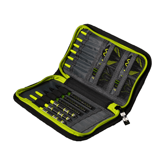 8330_Winmau_MvG_Sport_Edition_Wallet_2 Das Bild zeigt das Winmau MvG Sport Edition Wallet, ein aufklappbares Etui für Dartzubehör. Es enthält mehrere Fächer für Dartpfeile und Zubehör, alles ordentlich in Schwarz und Grün organisiert.