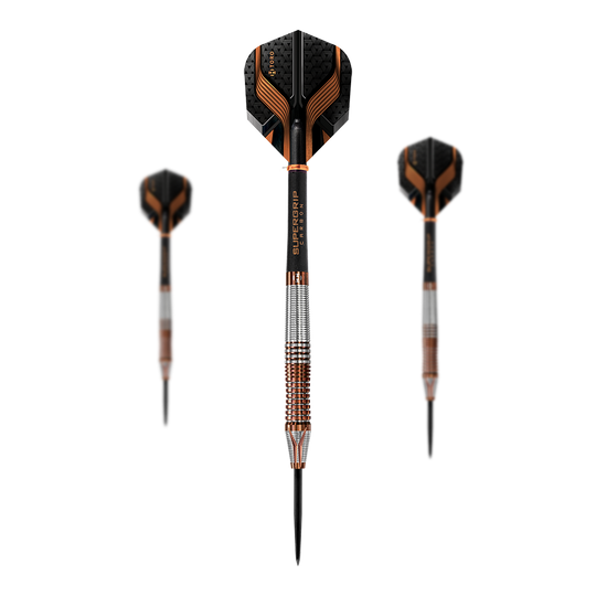 Harrows Toro steel darts Auf dem Bild sind drei Steeldarts zu sehen, wobei einer mittig im Vordergrund steht und die anderen beiden im Hintergrund sind. Die Darts haben schwarze und orangefarbene Flights sowie silberne und bronzefarbene Griffe.