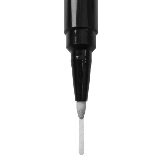 Dies ist die Spitze eines schwarzen Whiteboard-Markers. Die Spitze ist rund und gibt eine gleichmäßige, weiße Linie ab.